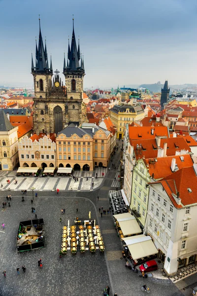 Praga, la Iglesia de Tyn y la Plaza de la Ciudad Vieja — Foto de Stock