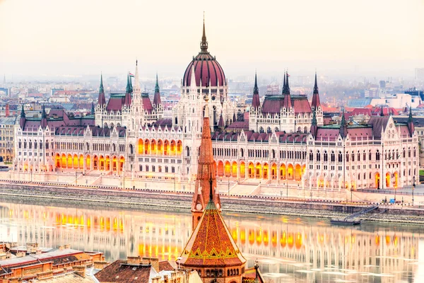 Budapest Parlament napkeltekor, Magyarország — Stock Fotó