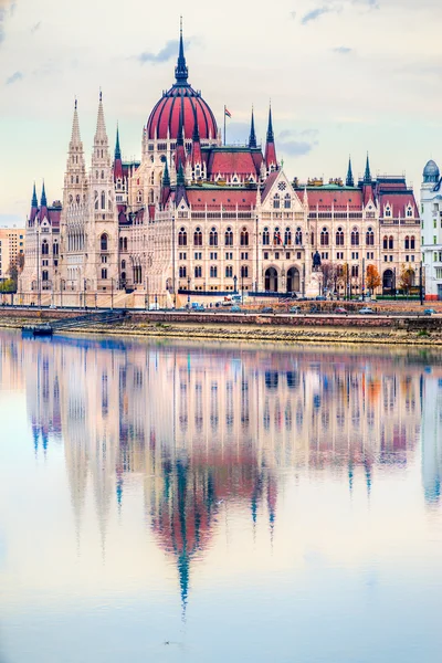 Будапештский парламент на восходе солнца, Венгрия — стоковое фото