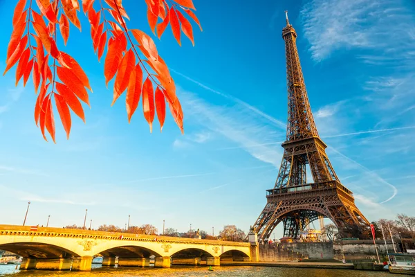 Eiffeltoren bij zonsopgang, Parijs. — Stockfoto