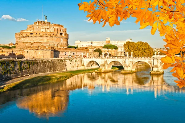 Castel sant'angelo en brug bij zonsondergang, rome, Italië. — Stockfoto