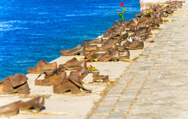 De schoenen Joodse Memorial op de oever van de Donau. Budapest, Hongarije — Stockfoto