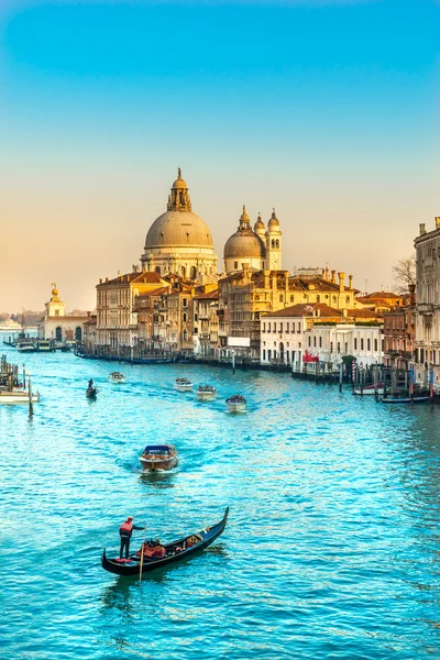 Grand canal and Basilica Santa Maria della Salute, Velence, Olaszország — Stock Fotó