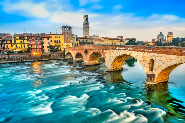 Ponte di Pietra ve Veroně, Itálie — Stock fotografie