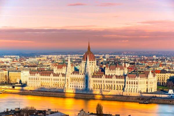Gün batımında, Macaristan Budapeşte Parlamentosu — Stok fotoğraf