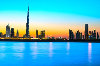 Dubai siluetinin alacakaranlıkta