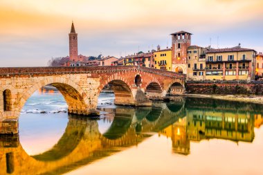 Verona, İtalya 'da Ponte di Pietra 