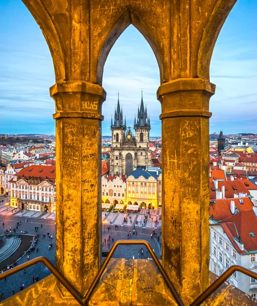 Praha, Týnský chrám a Staroměstské náměstí — Stock fotografie