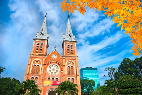 Katedra Notre Dame, w samym sercu miasta Ho Chi Minh, Wietnam. — Zdjęcie stockowe