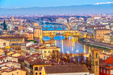 Ponte Vecchio, Florence gün batımı görünümü.