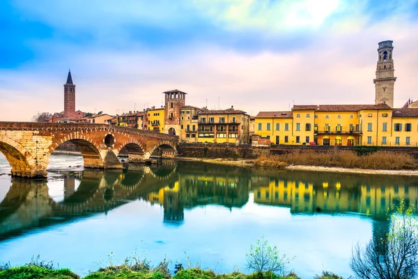 Ponte di Pietra ve Veroně, Itálie — Stock fotografie