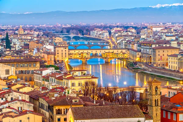 Solnedgång utsikt över Ponte Vecchio, Florens. — Stockfoto