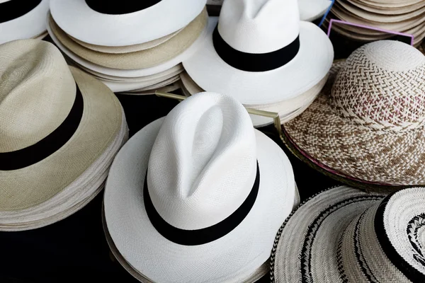 Στοίβες και σειρές καπέλων Παναμά προς πώληση — Φωτογραφία Αρχείου