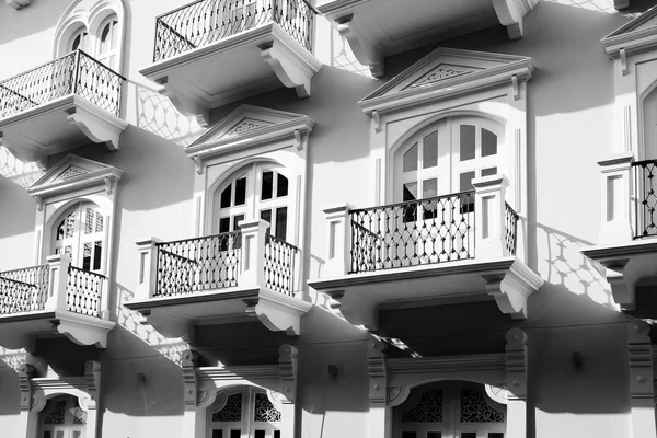 Eski balkon balkon bina Windows kapıları 