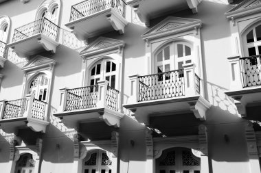 Eski balkon balkon bina Windows kapıları 