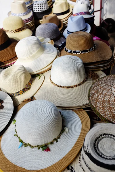 Στοίβες και σειρές καπέλων Παναμά προς πώληση — Φωτογραφία Αρχείου