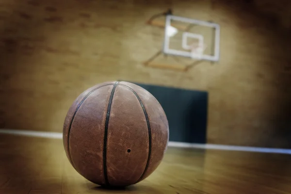 Cancha de Baloncesto y Baloncesto —  Fotos de Stock