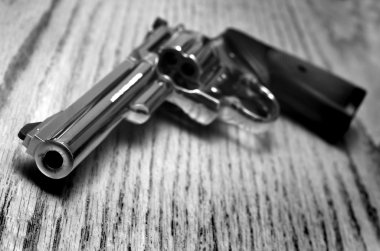 Eski ahşap yüzey üzerinde tabanca