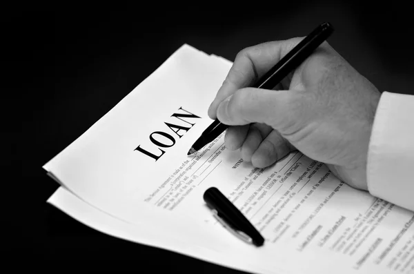 Document leningovereenkomst op Bureau met pen — Stockfoto