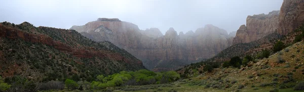 Zions Canyon s deštěm mraky bouře — Stock fotografie