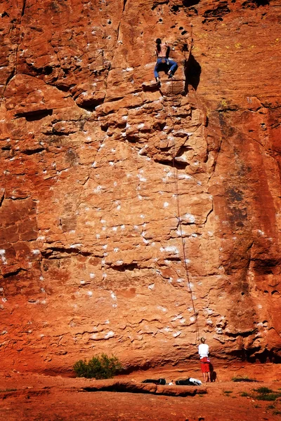 Mężczyzna wspinaczka skałkowa czystej ścianie klifu — Zdjęcie stockowe