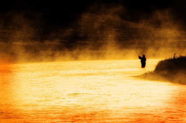 Persona Pesca hombre silueta amanecer río lago niebla — Foto de Stock