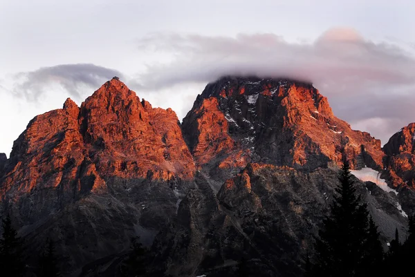 Cordillera de Teton con nubes y puesta de sol — Foto de Stock