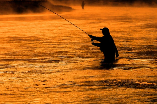 Persoon visserij Man silhouet Sunrise rivier Lake Mist — Stockfoto