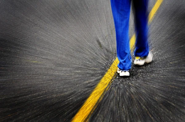 Uomo che cammina sulla strada con la linea gialla — Foto Stock
