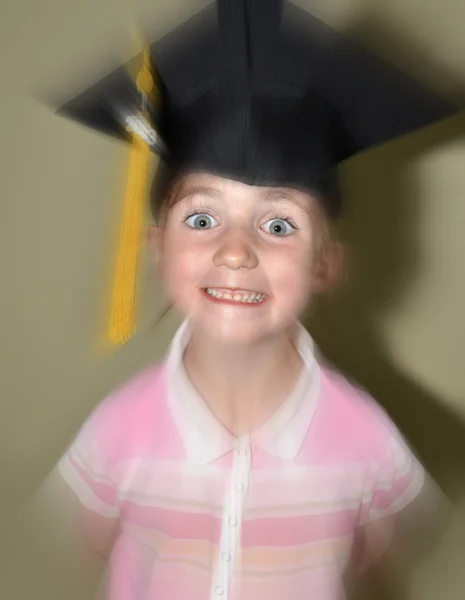 Graduação menina jovem com Cap — Fotografia de Stock