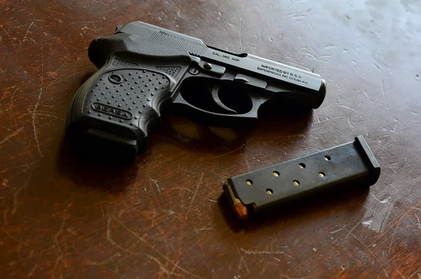 Powerful Handgun and Bullets — Stock Photo, Image