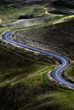 Eğri yol karayolunda Hills tepelik