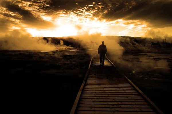 Verkennen van loopbrug stoom silhouet bij zonsopgang, zonsondergang — Stockfoto