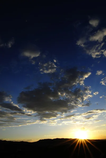 Sonnenaufgang oder Sonnenuntergang mit Sonnensternwolken — Stockfoto