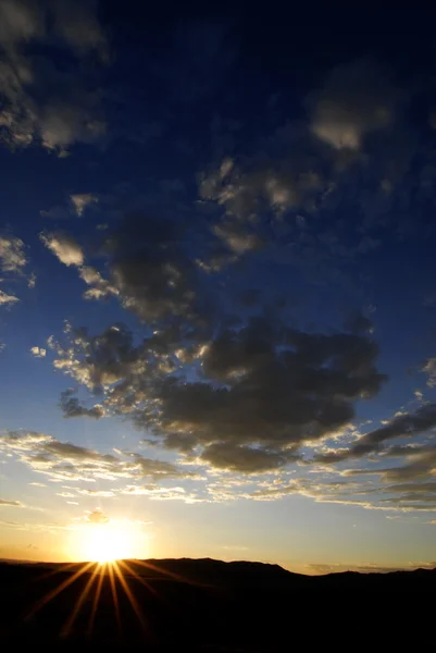 Zonsopgang of zonsondergang met Sunstar wolken — Stockfoto