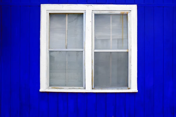 Röda väggen vita fönster — Stockfoto