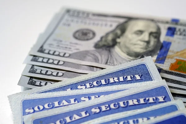 Cartões de Segurança Social representando finanças e aposentadoria — Fotografia de Stock