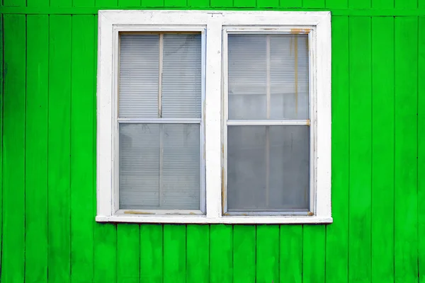 Rote Wand weißes Fenster — Stockfoto