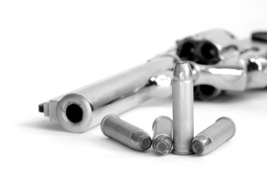 güçlü tabanca ve mermileri