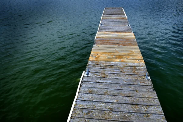 Antiguo muelle de madera por agua — Foto de Stock