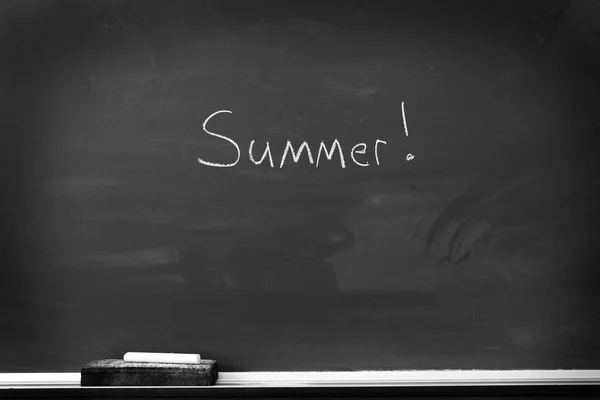 Schoolbord met zomer teken — Stockfoto