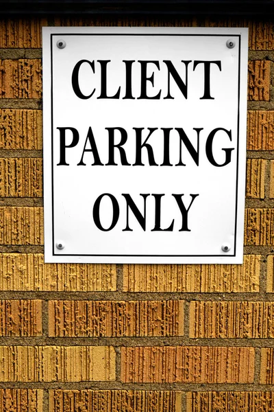 Πρόγραμμα-πελάτης στάθμευσης μόνο σημάδι πάρκο αυτοκινήτων οχημάτων — Φωτογραφία Αρχείου