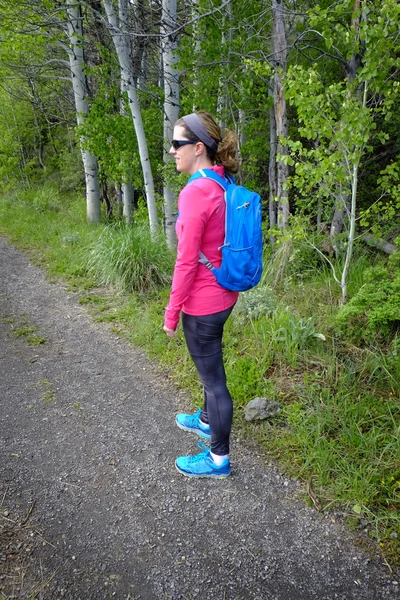 Mujer en forma Senderismo en las montañas Wilderness — Foto de Stock