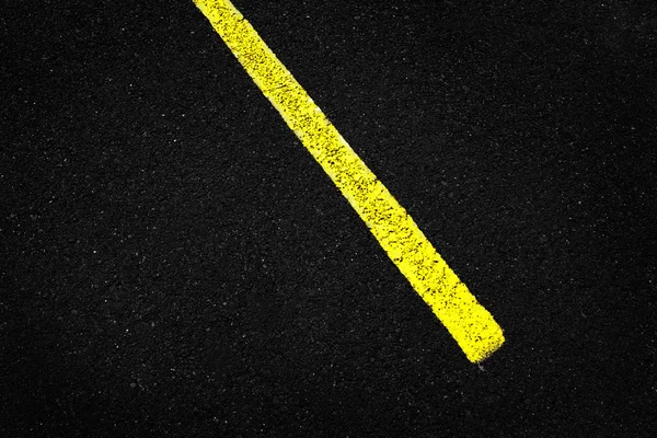 Listra amarela na estrada de asfalto — Fotografia de Stock