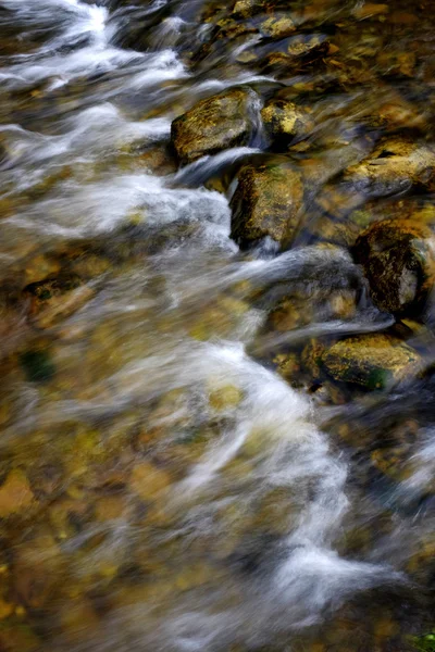 Proud řeky tekoucí hory — Stock fotografie