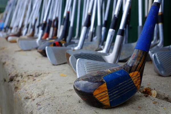 Řadu mnoha staré použité golfové hole pro Sport — Stock fotografie