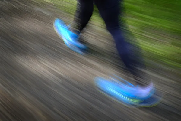 Fit vrouw wandelen in de bergen wildernis — Stockfoto