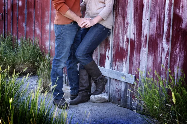 对夫妇手牵着手的旧谷仓旁边 — 图库照片