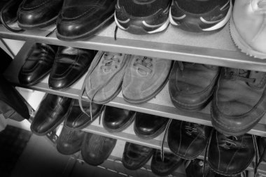 Satır eski siyah beyaz ayakkabı