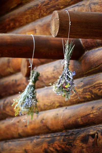 Boquete floral de flores secagem no feixe de cabine de madeira — Fotografia de Stock